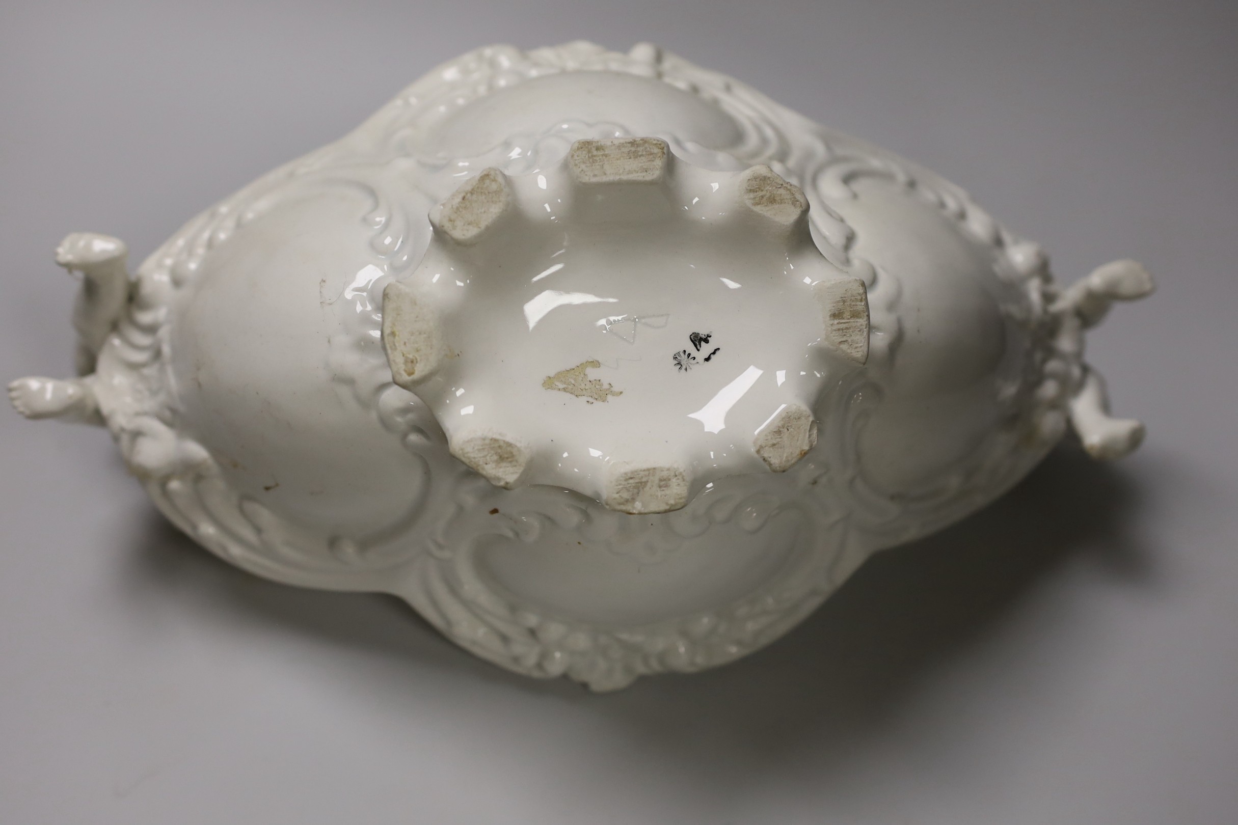 An Italian pottery 'cherub' dish and a Copeland pottery bowl